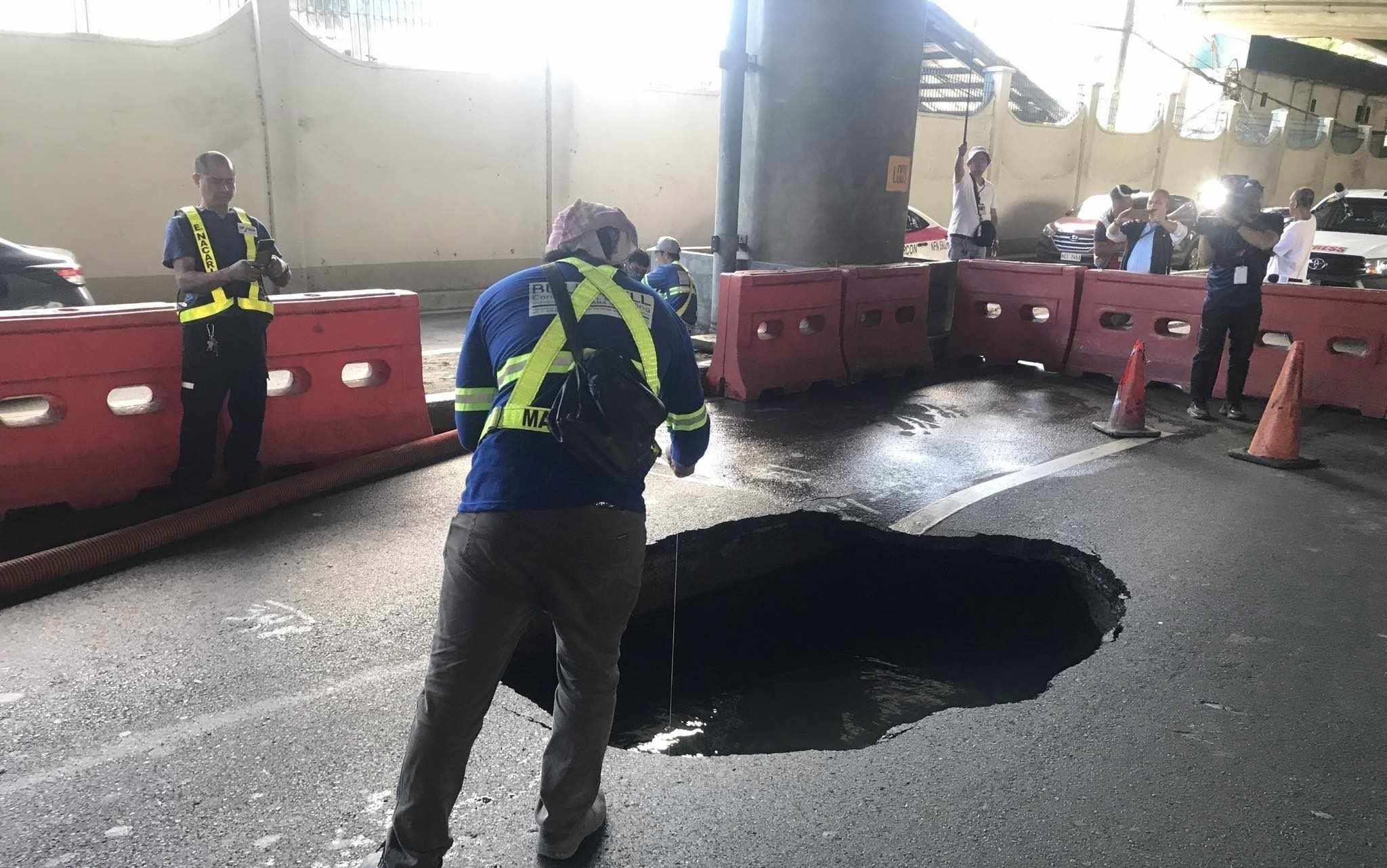 Pasay sinkhole forces road closure