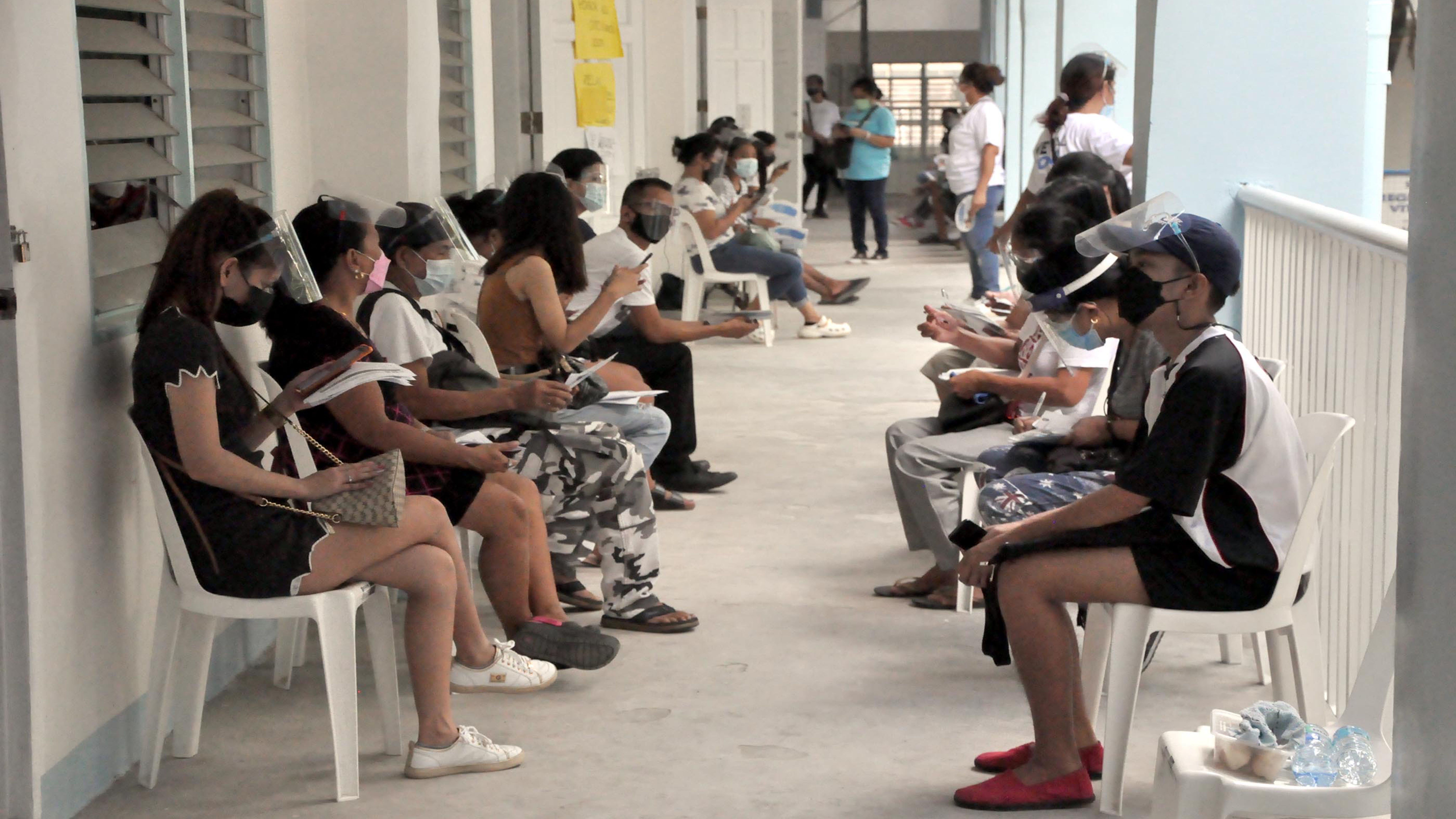 RIZAL RESIDENTS LINE UP FOR VACCINES IN MARIKINA CITY photo by Danny Querubin RIZAL RESIDENTS LINE UP FOR VACCINES IN MARIKINA CITY photo by Danny Querubin