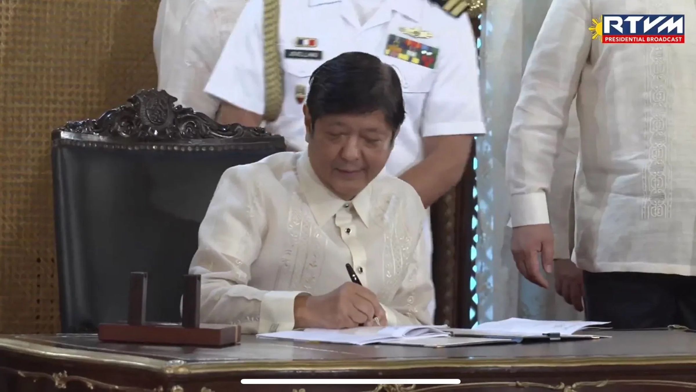 Marcos signs the SIM Card Registration law