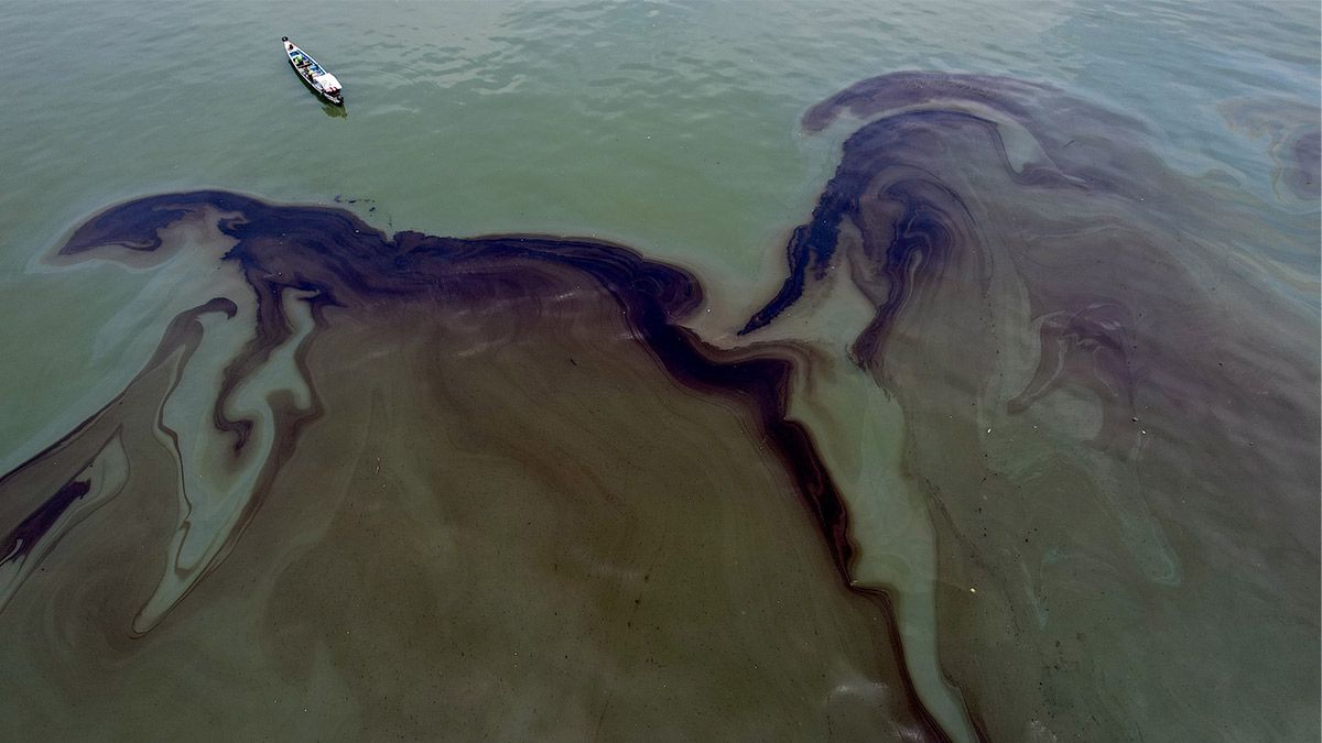 Oil spill reaches Cavite shores