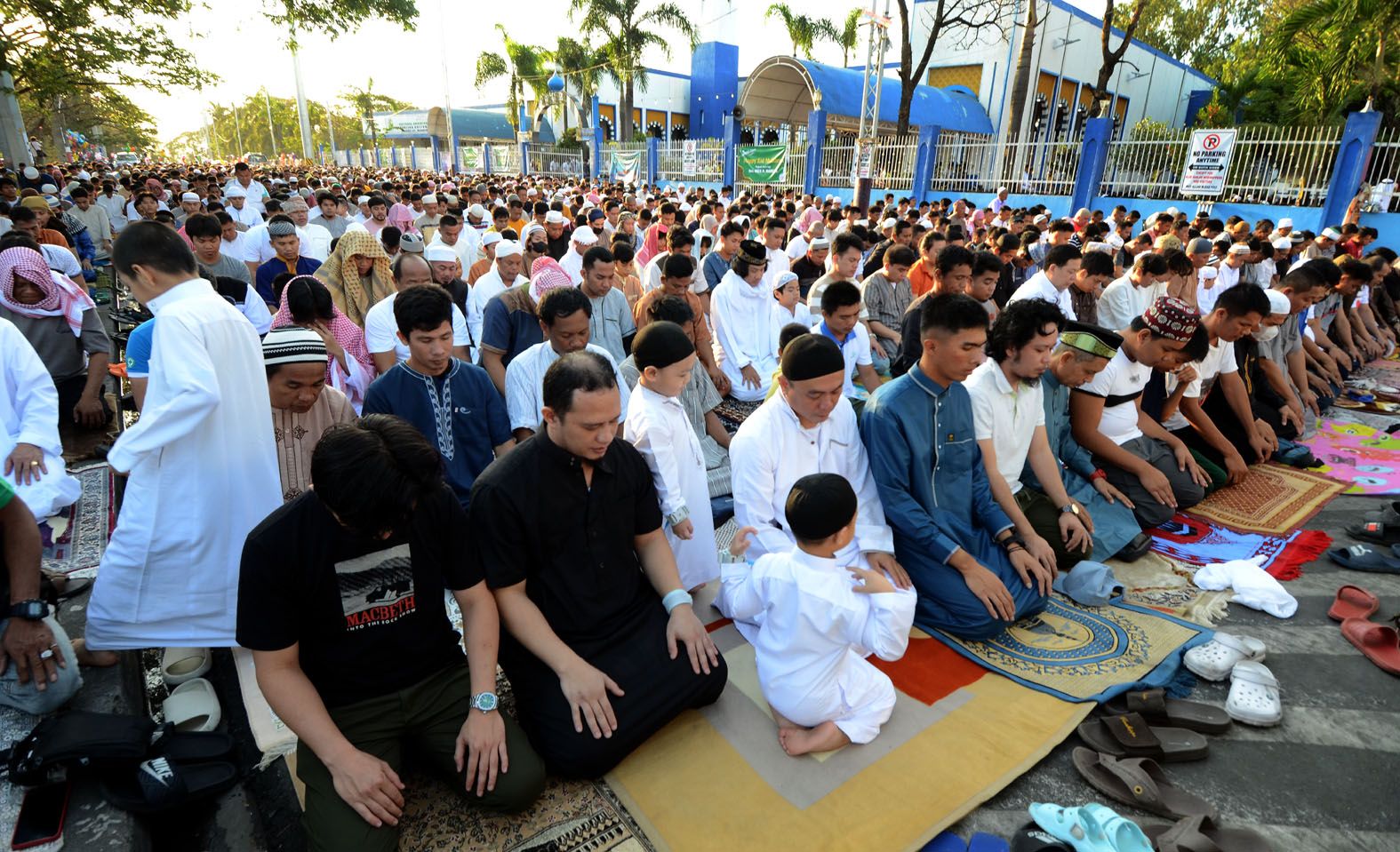 FILIPINO MUSLIMS CELEBRATE EID L FITR