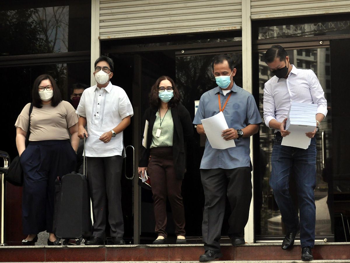 CUSI ET AL CHARGED. Staffers from the Senate Secretariat-Records Service hold the transmittal letter which will be used in filing administrative and criminal charges against Energy Sec. Alfonso Cusi and others on Friday, 4 February 2022. Cusi and his fellow respondents were recommended to be charged by the Senate Energy Committee headed by Sen. Sherwin Gatchalian relative to the grossly disadvantageous and anomalous Malampaya deal. (DANNY QUERUBIN)