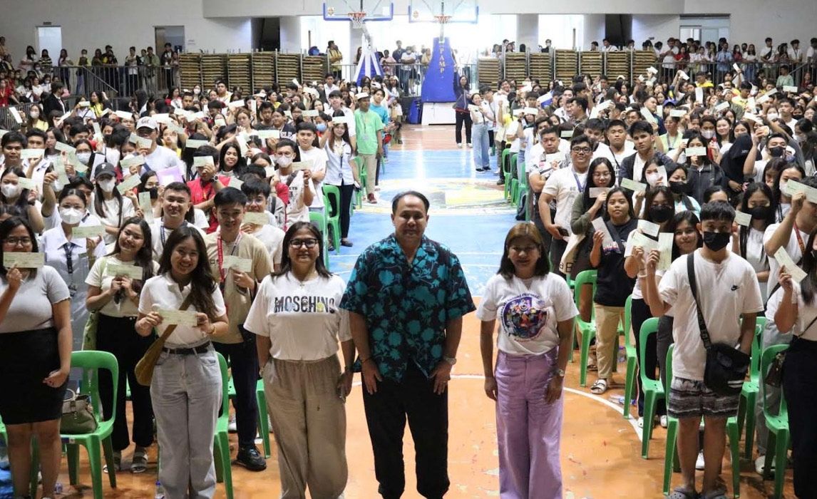 Gov. Delta distributes financial aid to 6,791 college students Gov. Delta distributes financial aid to 6,791 college students