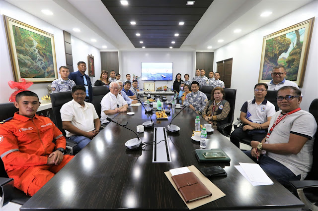 OIL SLICK. Batangas Gov. Hermilando Mandanas (3rd from left, seated), provincial officials, and representatives from the Batangas Coast Guard during a conference on the oil spill. 