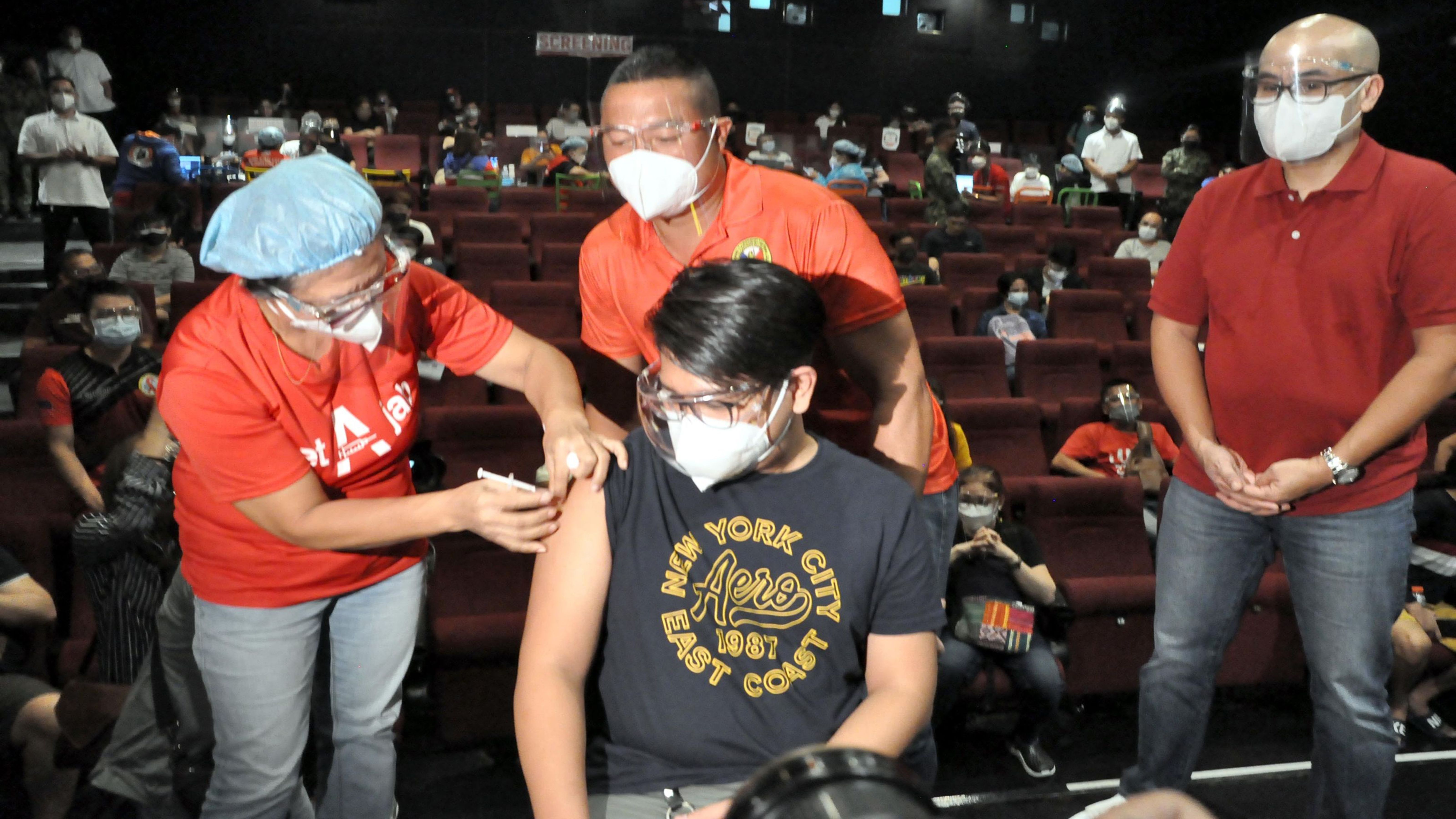 SAN JUAN OPENS VACCINATION FOR NON-RESIDENTS photo Danny Querubin