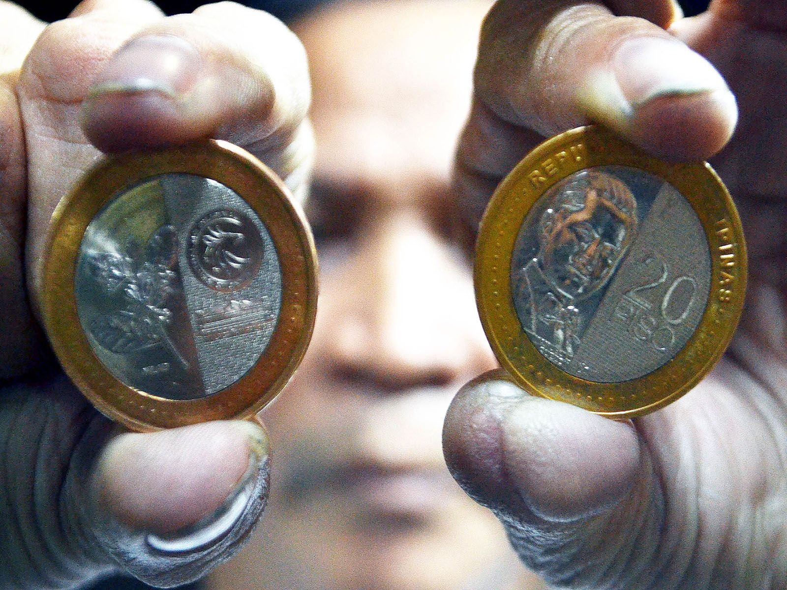 NEW P20 COIN. Say goodbye to P20 paper notes as the Bangko Sentral Pilipinas has formally launched the P20 coin purportedly because metals last longer than paper bills. This man told OpinYon that he will collect more P20 coins because he was convinced that it will increase its value and become very collectible sometime in the future. 