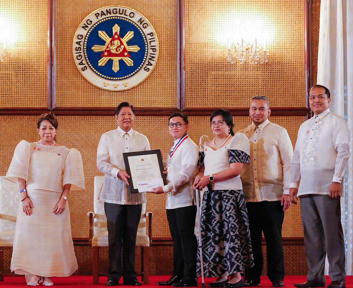 PRESIDENT MARCOS GRANTS PRESIDENTIAL LINGKOD BAYAN AWARD TO BSP FOR ITS CASH SERVICE ALLIANCE INITIATIVE 