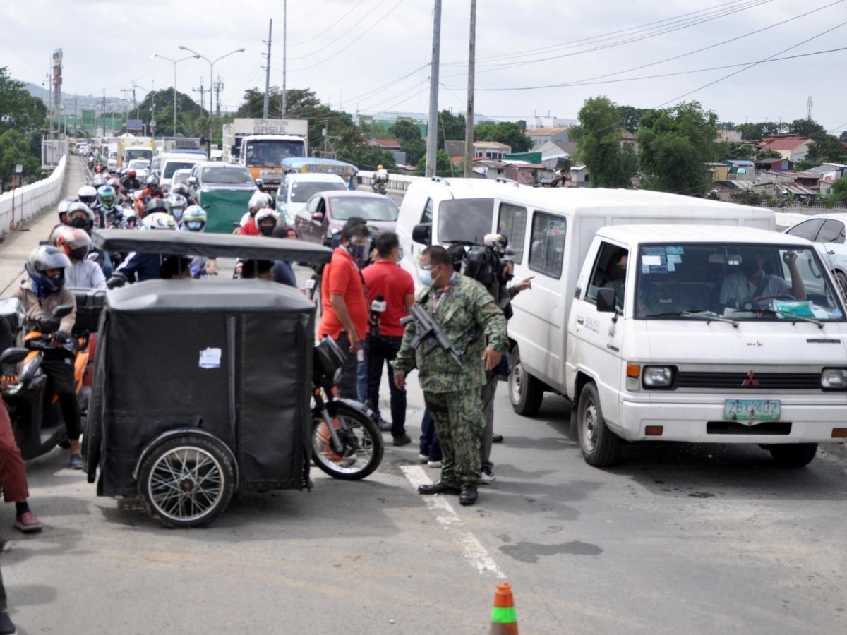 HEAVY TRAFFIC AT BORDER CHECKPOINTS. A long line of vehicles greeted motorists at the border checkpoint along the Batasan-San Mateo Bridge in Quezon City Monday (August 2). Police checkpoints have been placed again along major roads at the boundaries of the National Capital Region Plus bubble, following the reimposition of the enhanced community quarantine (ECQ) over Metro Manila from August 6 to 20. PHOTO BY DANNY QUERUBIN