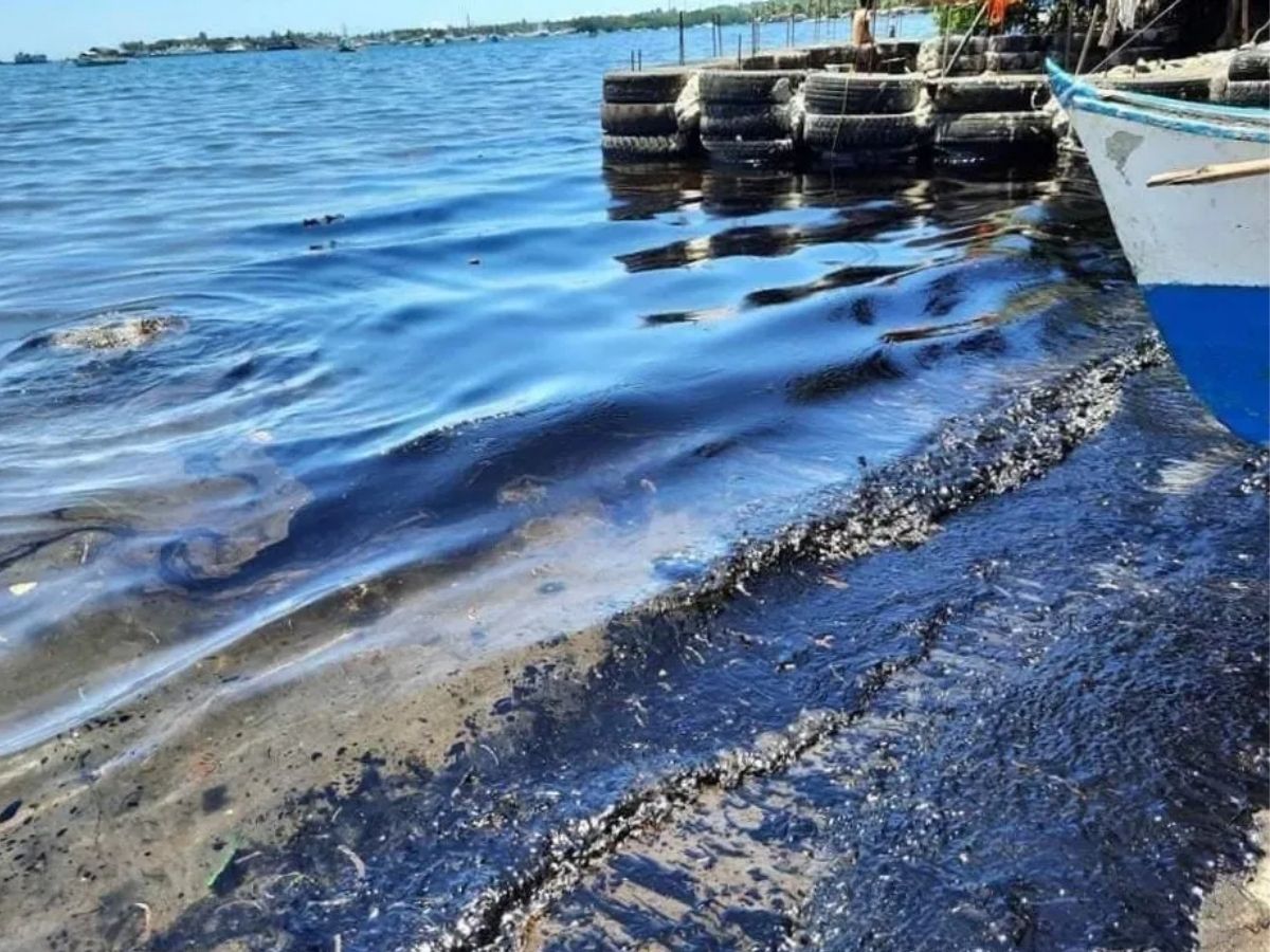 oil spills from sunken ship in Misamis town