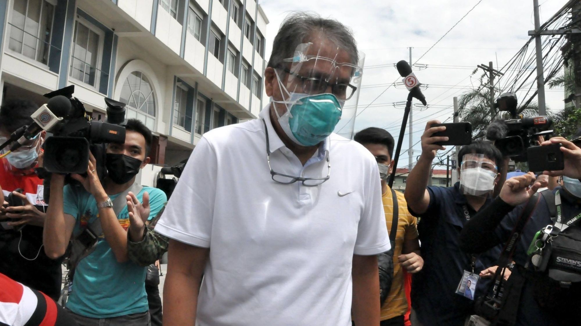 A GRIEVING FRIEND BADES PNOY FAREWELL. Former Interior Secretary Mar Roxas (center) rushes past news crews as he exited the Capitol Medical Center, where former President Benigno "Noynoy" Aquino passed away Thursday morning (June 24). Although Roxas, who ran alongside Noynoy as vice-president in 2010, refused to speak to media at the site, his action showed a man grieving at the loss of a close friend and associate. (DANNY QUERUBIN)