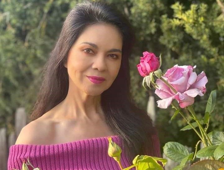 Beauty queen-actress Maria Isabel Lopez arrives home to attend Christmas party of 80s stars