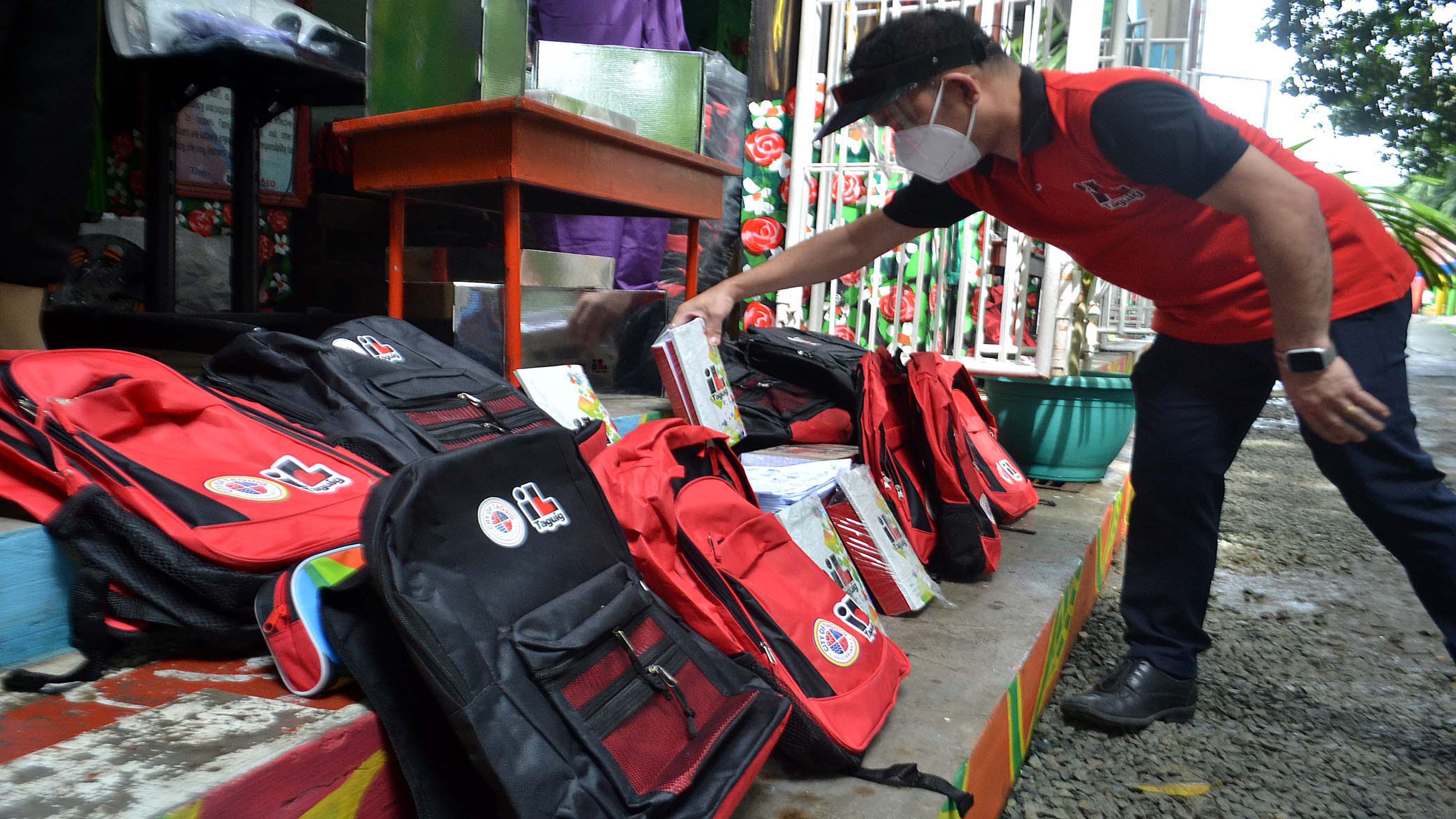 FREE SCHOOL SUPPLIES FOR TAGUIG CITY'S KIDS photo by Mike Taboy