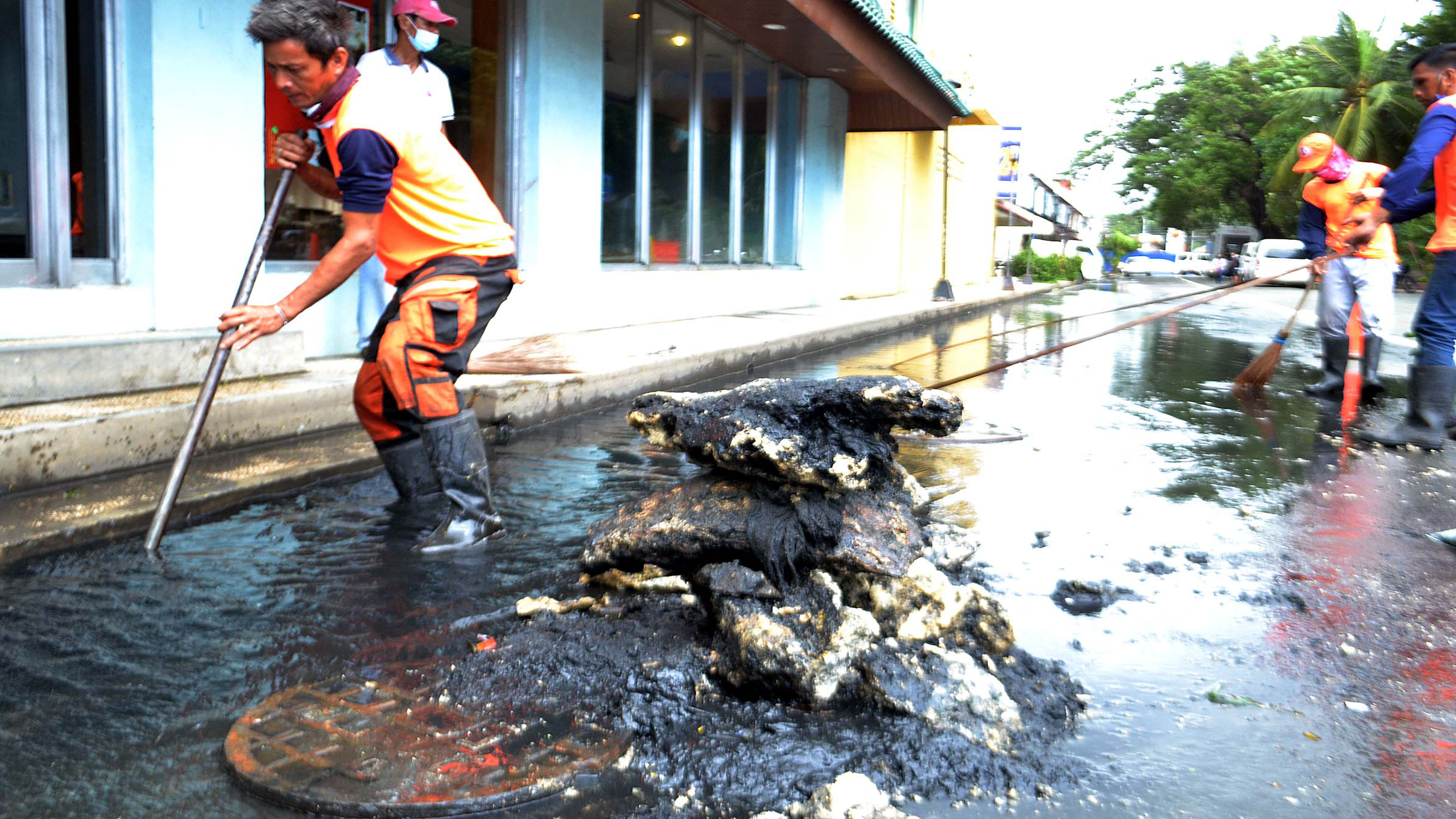 FREEING THE DRAINAGE SYSTEMS FROM GARBAGE photo by Mike Taboy