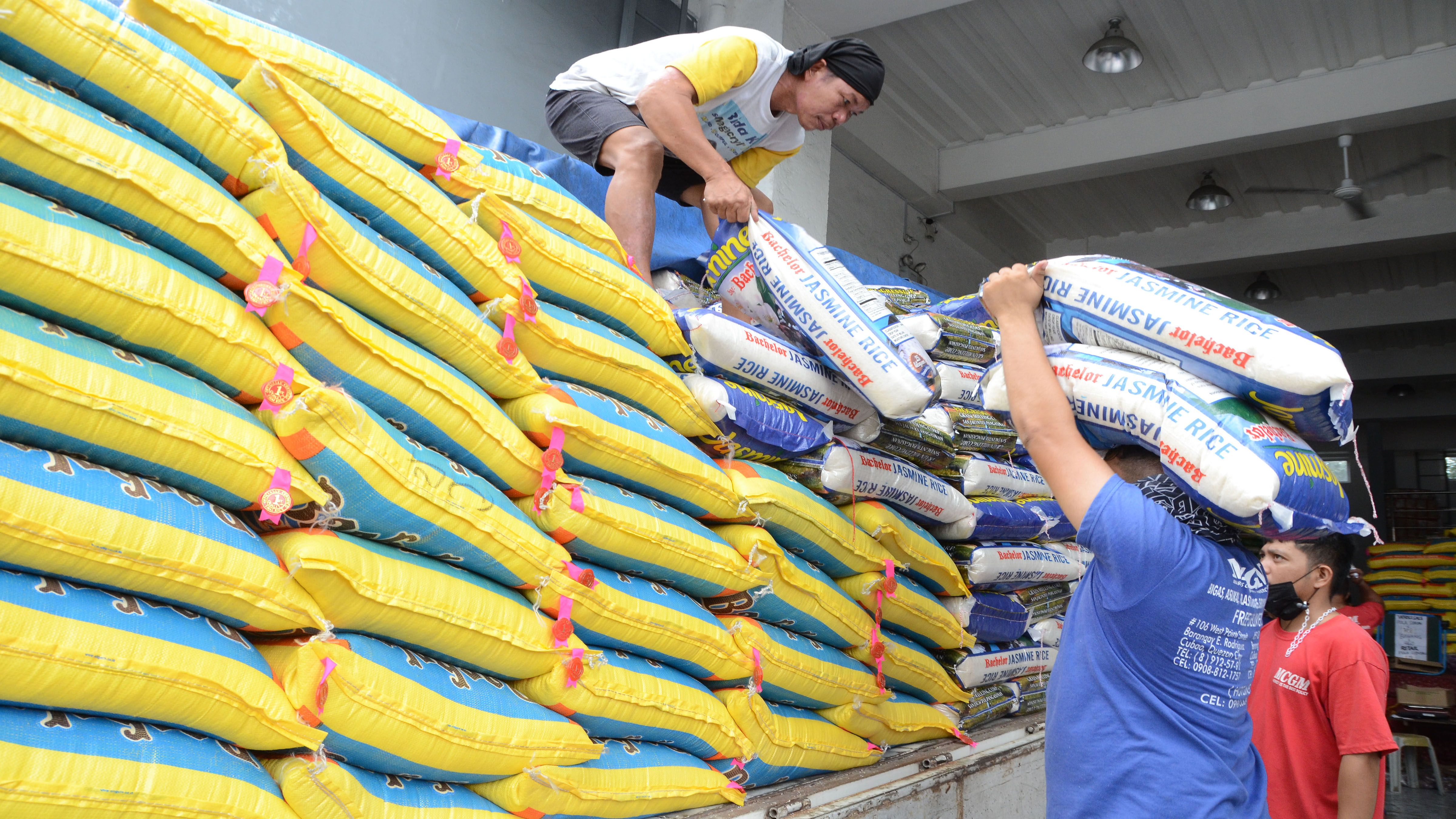 SECURING RICE FROM THE WEATHER Danny Querubin