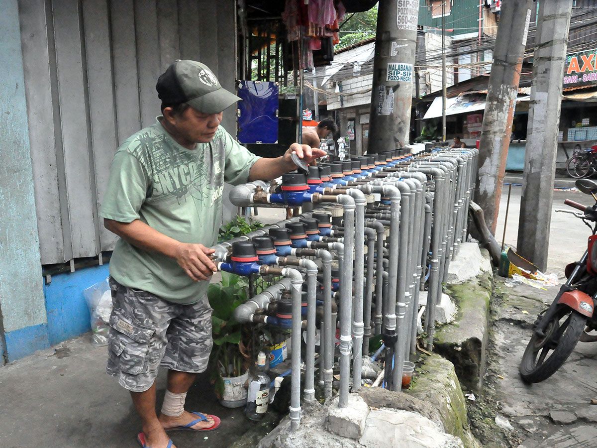 Meter checking. A man checks his water meter in Barangay Roxas District, QC after the Metropolitan Waterworks and Sewerage System-Regulatory Office approved the water rate adjustments, beginning next year, for concessionaires Manila Water and Maynilad. Danny Querubin