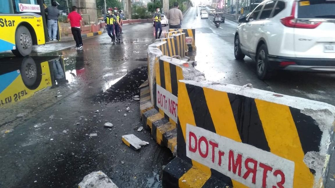 Accident prone MMDA to rethink Edsa concrete barriers photo Remate