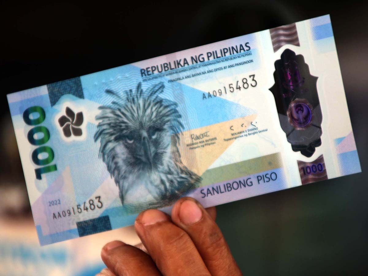 THE CONTROVERTIAL BANKNOTE. An attendant at a gas station in Tomas Morato, Quezon city shows a P1,000 polymer bill today amid a controversial guidelines of do's and don'ts  by the Bangko Sentral which was retracted today. The BSP previously did not allow folded polymer bills for transactions only to rescind this order today as it said it can be accpeted as payments after a social media frenzy attacking and ridiculing such an order.  DANNY QUERUBIN 