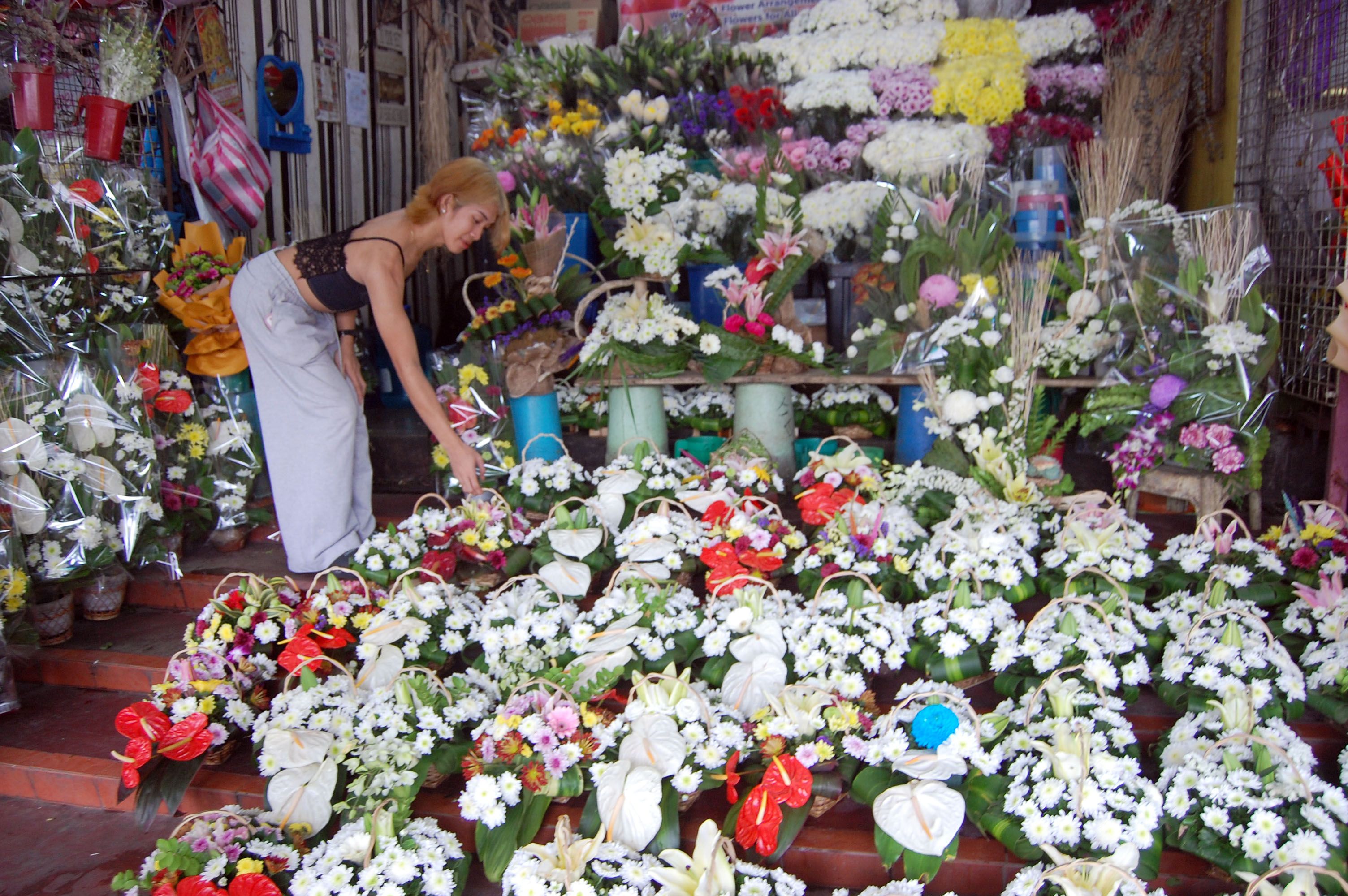 FLOWER VENDORS PREPARE FOR UNDAS SURGE