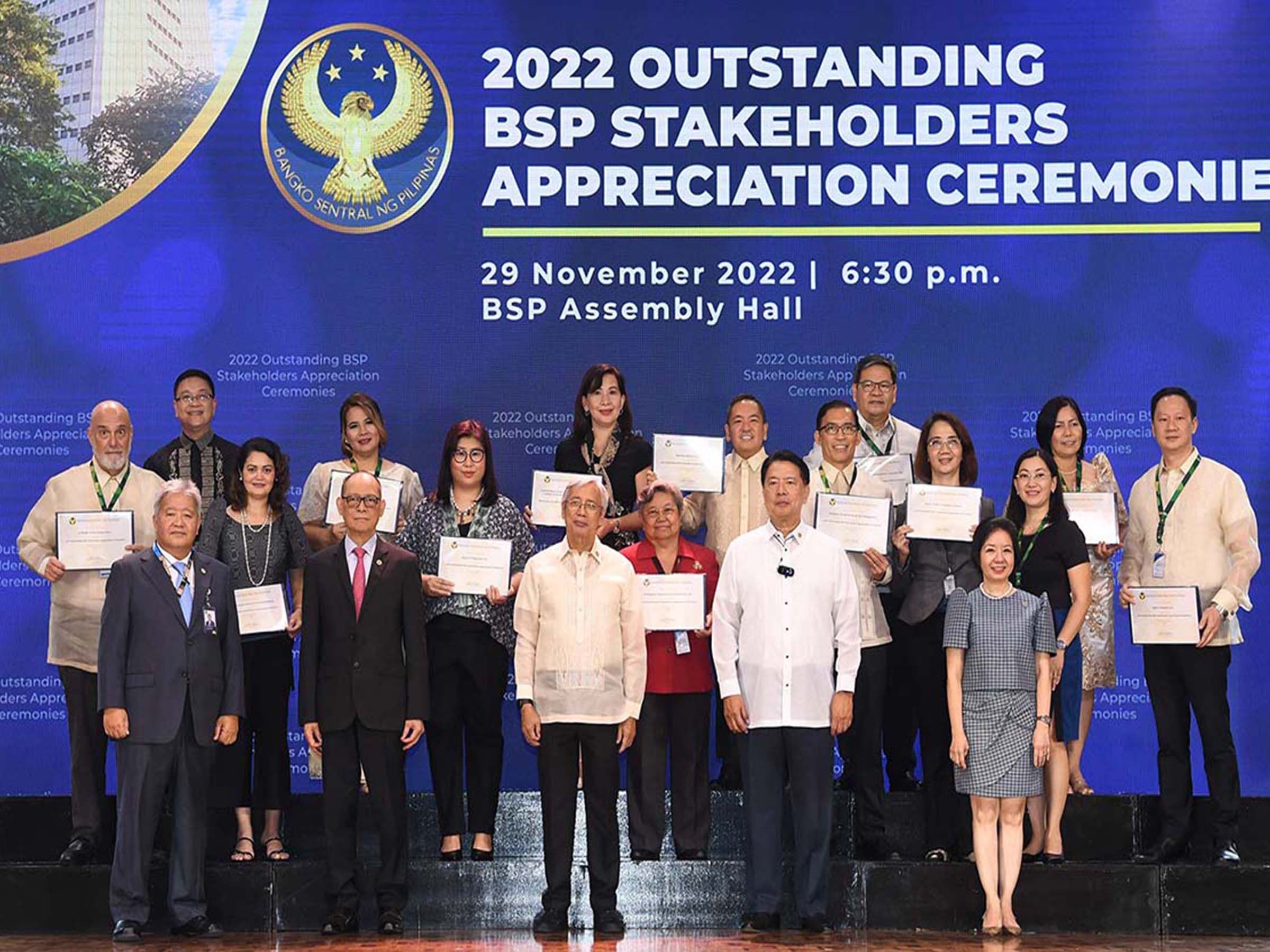 (First row, L to R) Monetary Board Member V. Bruce J. Tolentino, Finance Secretary Benjamin E. Diokno, BSP Governor Felipe M. Medalla, Monetary Board Member Peter B. Favila, Monetary Board Member Anita Linda R. Aquino joined the representatives from the 13 institutions recognized by the BSP during the 2022 Outstanding BSP Stakeholders Appreciation Ceremonies. (Top, L to R) ATRAM Group Chief Investment Officer Phillip Hagedorn, Credit Card Association of the Philippines President Maria Magdalena Surtida, Philippine National Bank – Naga City Panganiban Branch Head Jouvie France Macapagal, Maya Philippines Head of Public Affairs and Communication Nick Wilwayco, Central Bicol State University of Agriculture Dean College of Economics and Management Gladys Rosales, Philippine Payments Management, Inc. General Manager Carmelita Araneta, Sterling Bank of Asia President and CEO Cecilio San Pedro, Bankers Association of the Philippines Officer Hans Sicat, Land Bank of the Philippines Legazpi City Branch Head Cesar Ramirez, Bank of the Philippine Islands Compliance Officers Len Abiog and Nenita Arenas, BDO Legazpi Branch Manager Gina Bonos, and BDO Senior Vice President Raffy Ayuste.