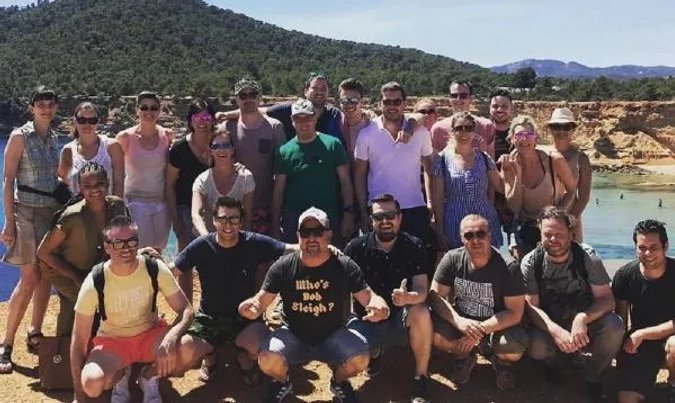 mallorca teambuilding groepsfoto aan strand 1
