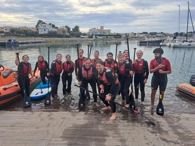 teambuilding in catalonie groepsfoto aan costa brava SUP