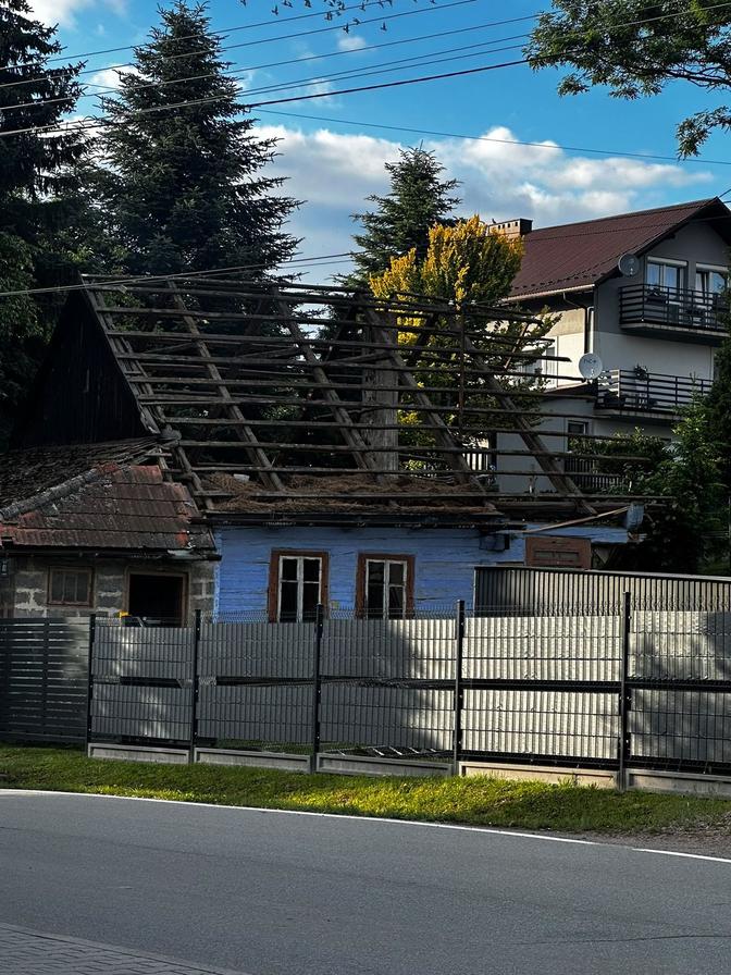 Budynek w Radziszowie przed rozpoczęciem rozbiórki