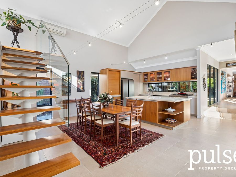 25 Corinthian Road W