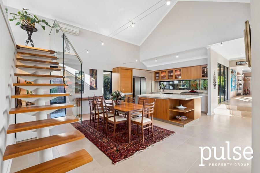 25 Corinthian Road W