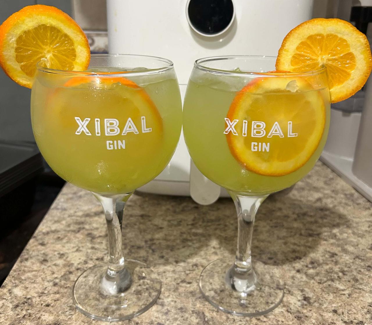 Hice esta receta de gin que me encanta preparar con mi novio es simple deliciosa y perfecta para citas románticas ! 
Trituras  6 uvas verdes y las agregas a una copa con bastante hielo.  Agregas 2 onzas de gin 3 onzas de jugo de naranja y completas la copa con agua tónica!
