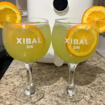 Hice esta receta de gin que me encanta preparar con mi novio es simple deliciosa y perfecta para citas románticas !
Trituras 6 uvas verdes y las agregas a una copa con bastante hielo. Agregas 2 onzas de gin 3 onzas de jugo de naranja y completas la copa con agua tónica!