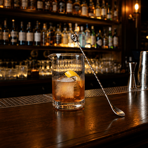 El vaso mezclador y la cuchara de bar
