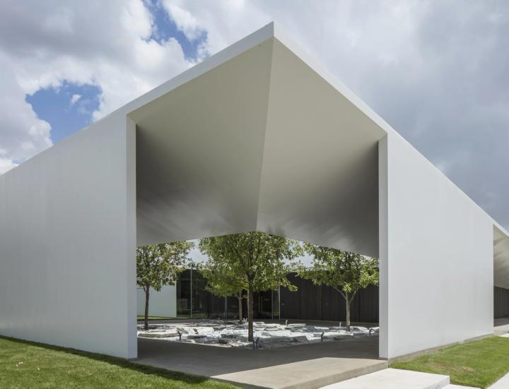 Menil Drawing Institute, West Courtyard
