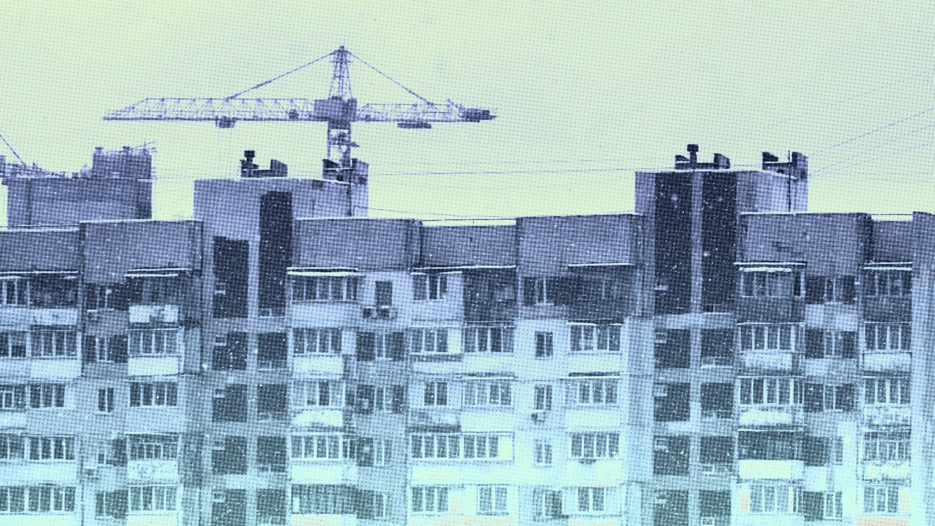 Багатоповерхові житлові будинки та будівельний кран на світло-блакитному тлі.