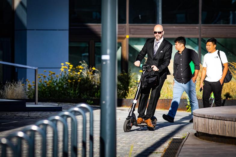Geschäftsmann fährt Augment Circular E-Scooter