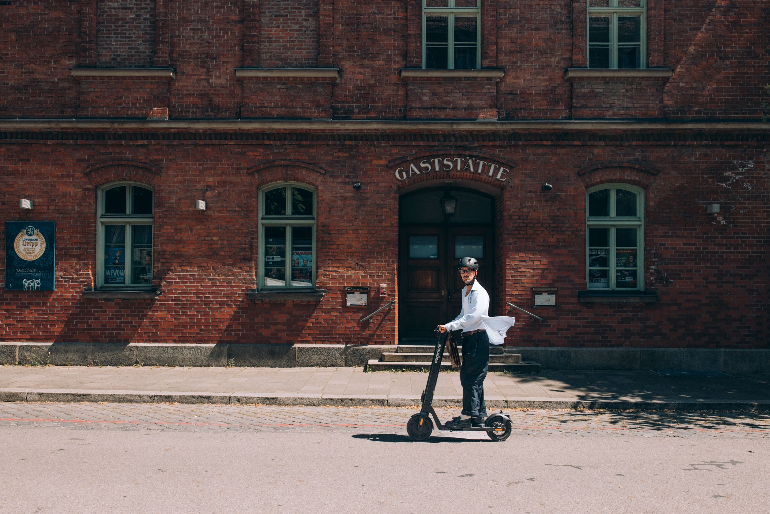 Universitätsstudent fährt Augment Alturo E-Scooter