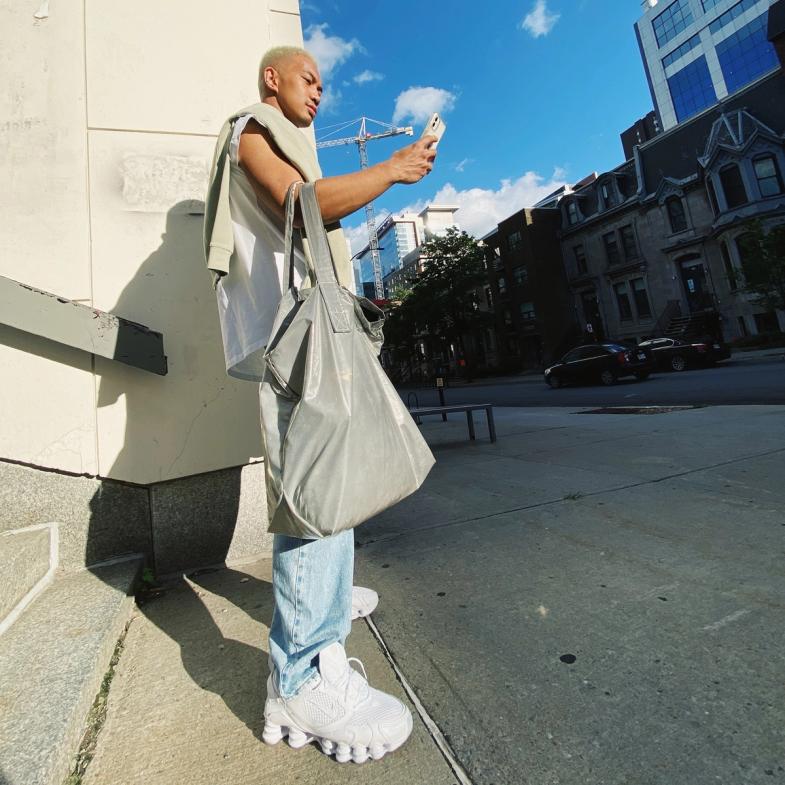 Une femme circulant avec un scooter électrique Augment dans une bande cyclable d'une ville.