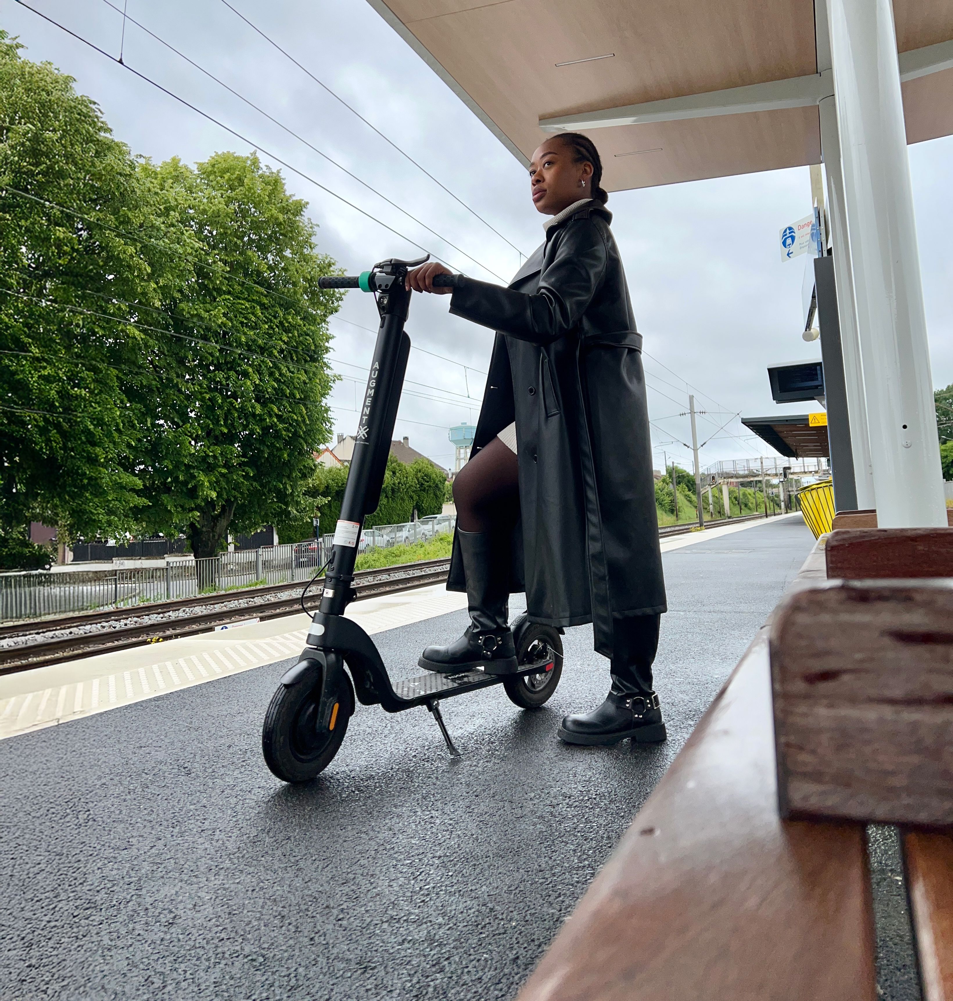 Studentin wartet auf den Zug