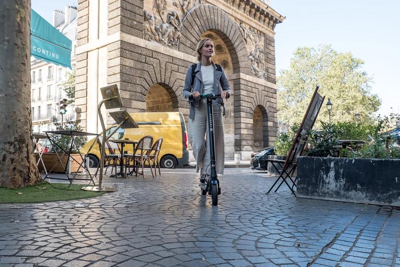 Profitez de votre trottinette électrique ES 210 dans les rues parisiennes