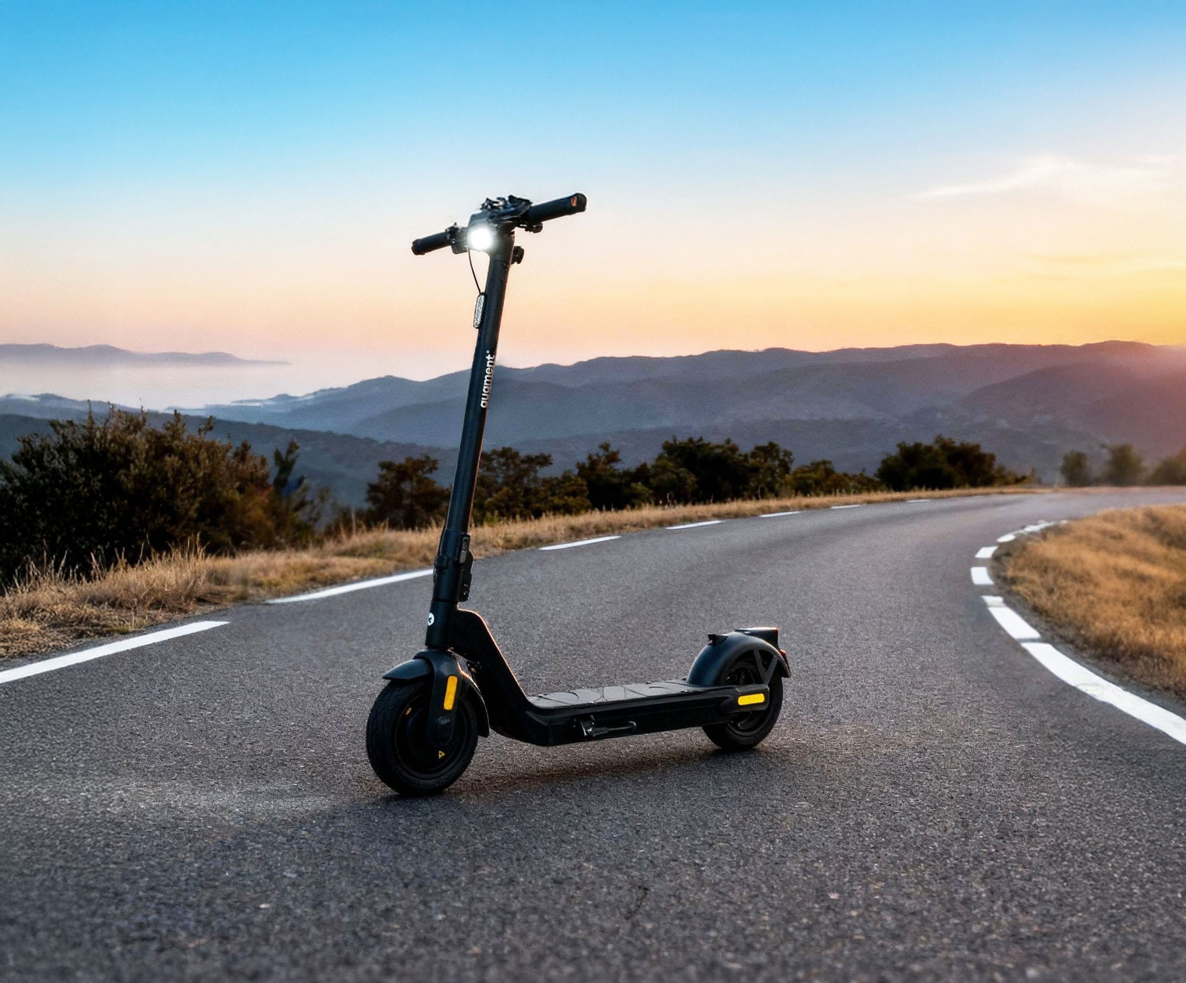 Augment Agaru Ultra E-Scooter auf einer Straße bei Sonnenuntergang