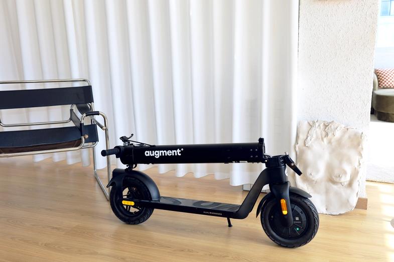 Design des Augment Alturo E-Scooters in der Wohnung