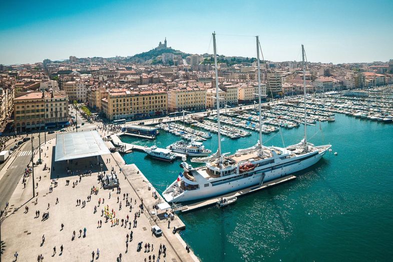 Vieux Port de Marseille en location de trottinette électrique