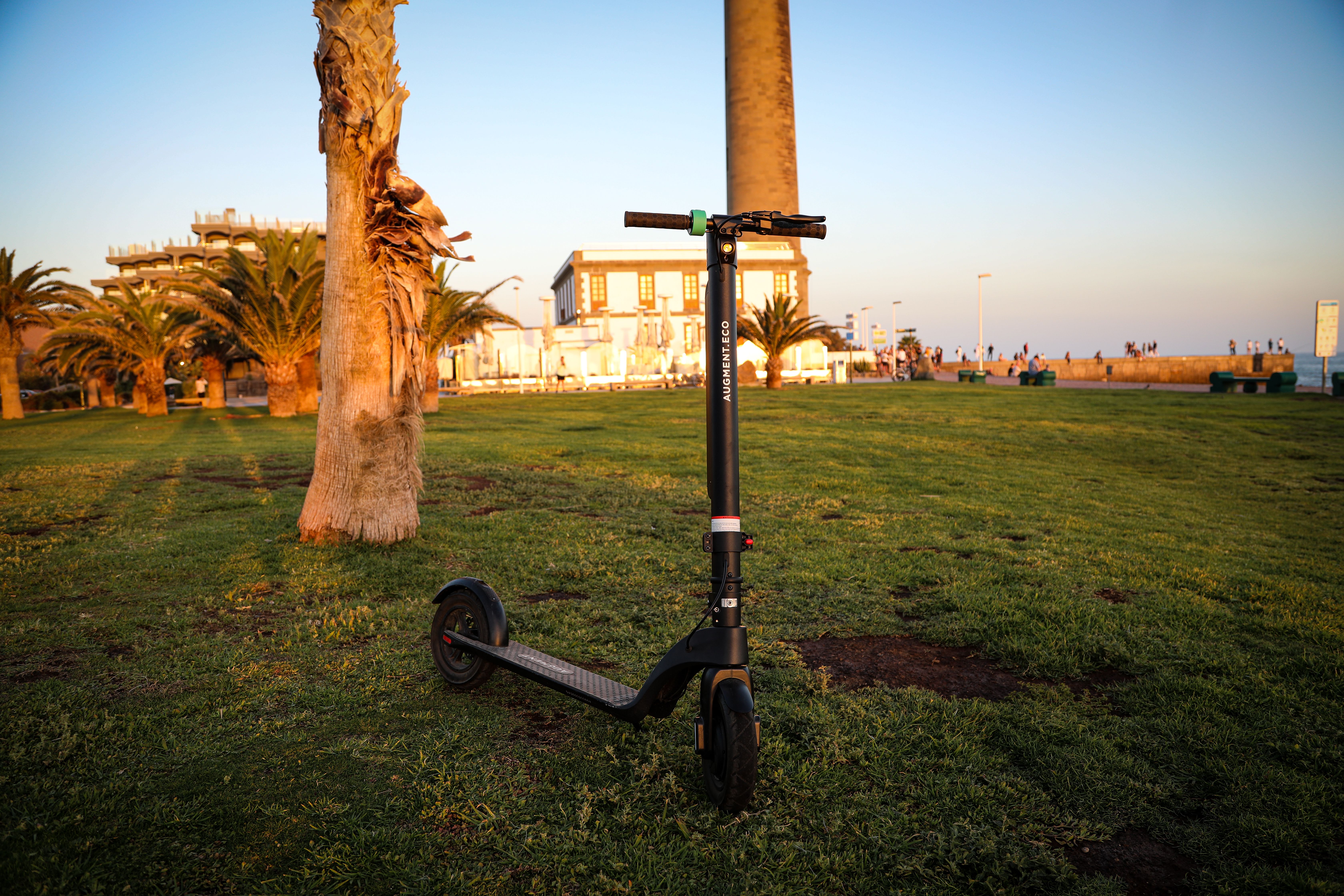 Vista frontale di un e-scooter Augment su un prato al tramonto
