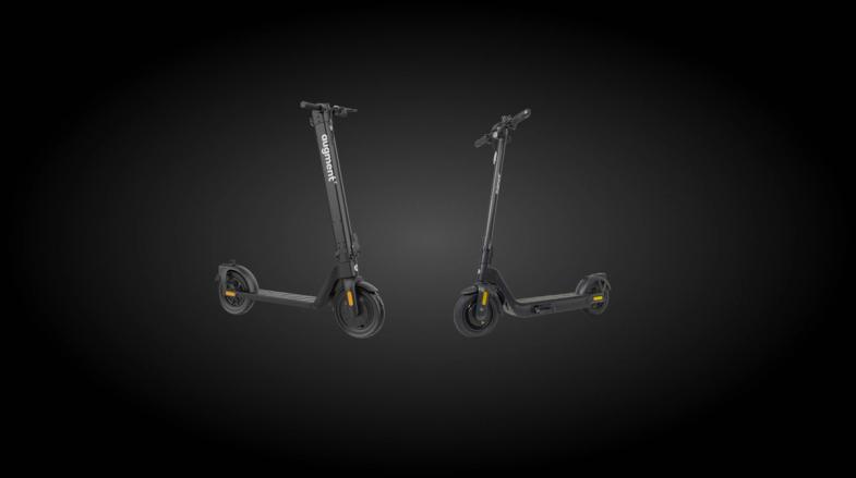 En Augment e-scooter står på gaden foran Augment-butikken