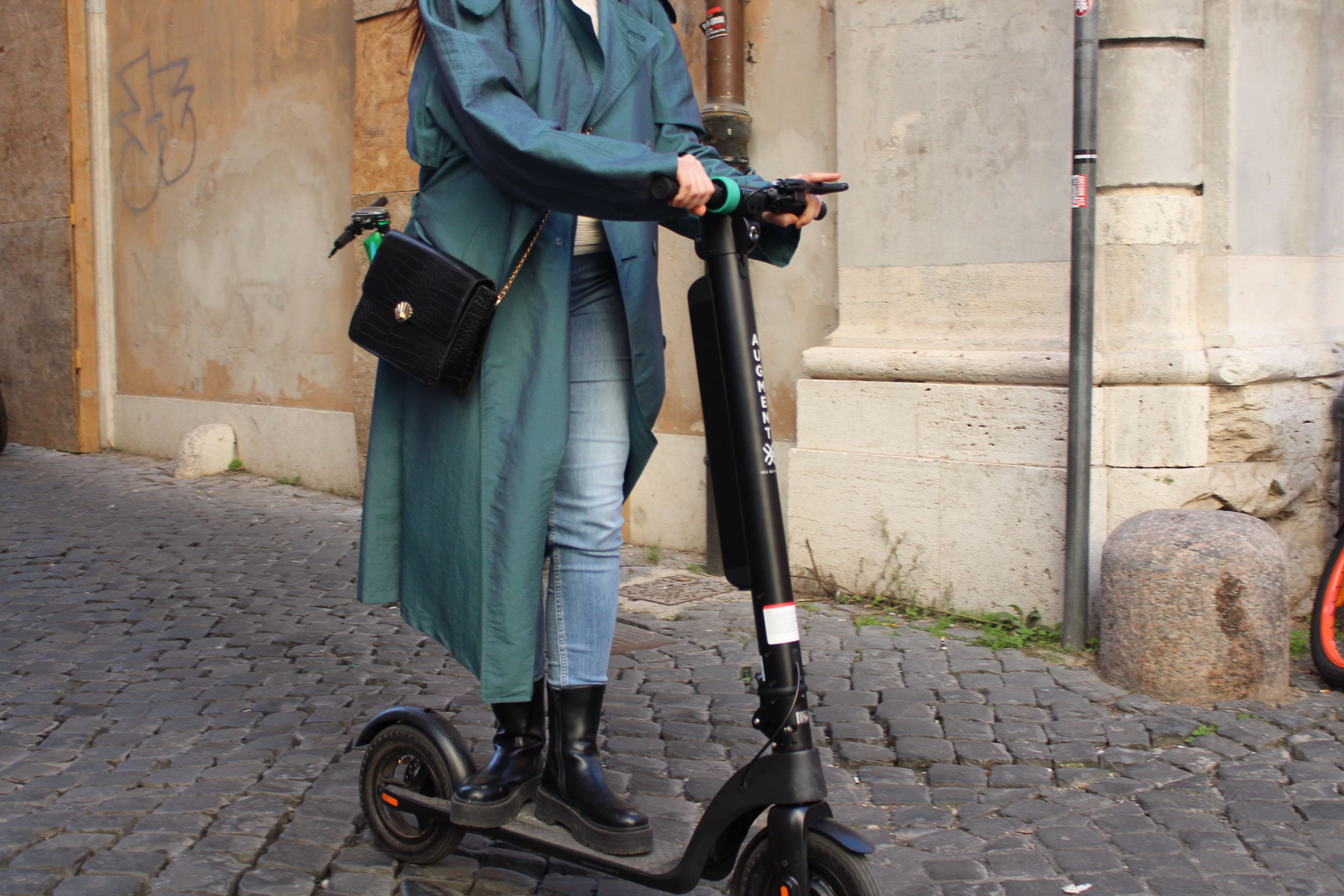 Rome roma dalilaspaccini model modella modelling modeling augmentes210lr augmentes210 AUGMENT mobility LTD italy rome roma centrostoricoroma centrostorico centro città lazio regionelazio smartmobility mobilitàelettrica mobilitàsostenibile sostenibilità lady donna woman ragazza riding guidare monopattino