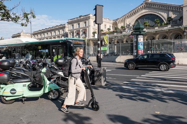 Utilisation d'une trottinette électrique Augment ES 210 à Paris