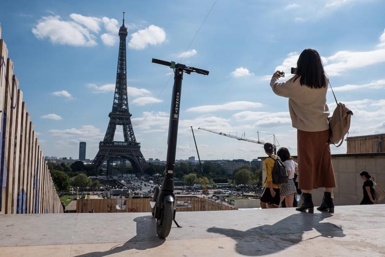 Vue de face de l'e-scooter Augment devant la tour Eiffel