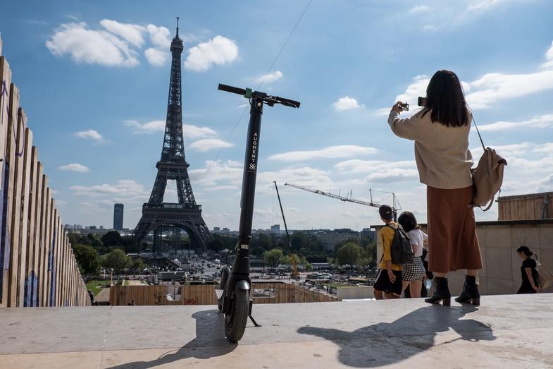 Augment e-scooter front view in front of Eiffel tower