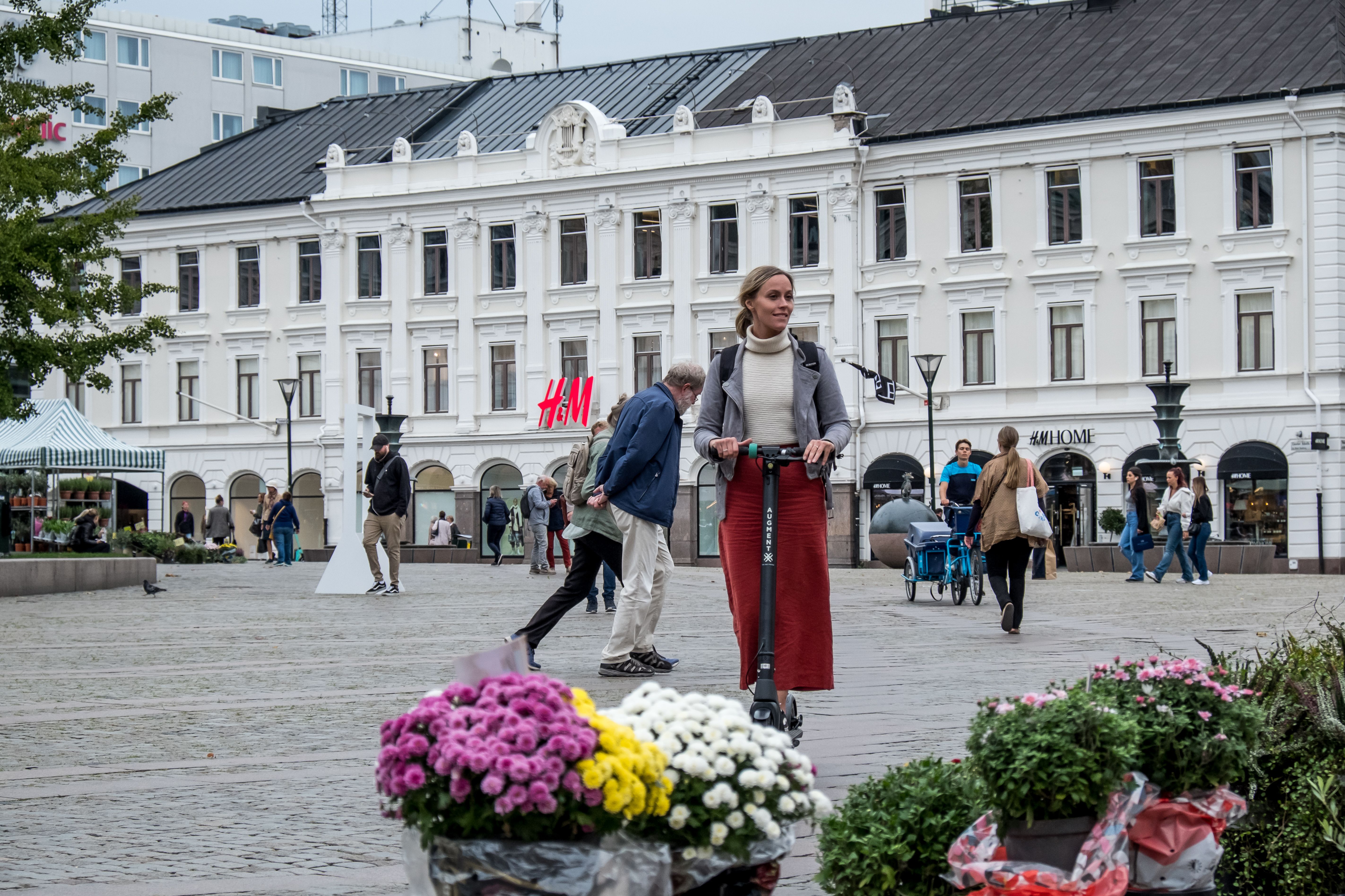 une femme roulant en trottinette électrique