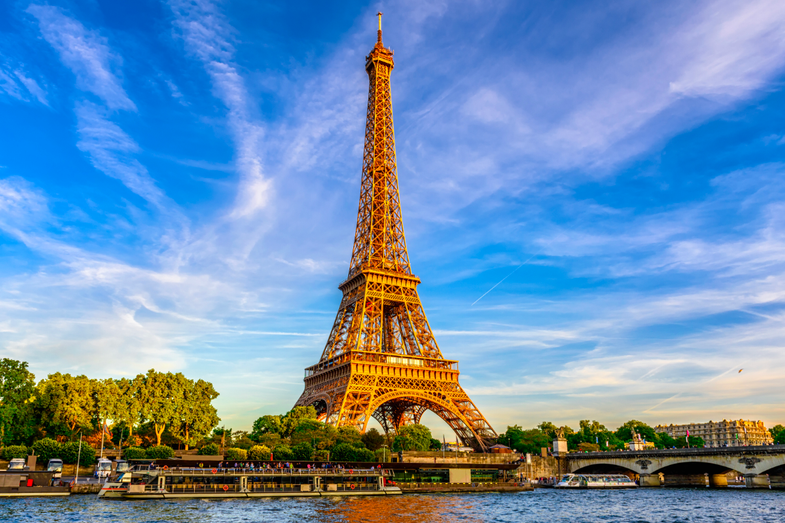 La tour Eiffel en trottinette électrique ?