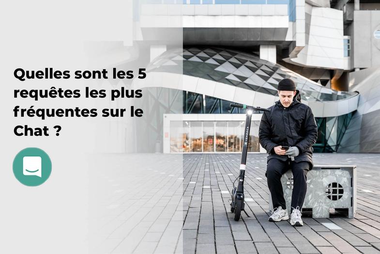 Un homme assis sur un banc à côté d'un scooter électrique Augment, devant un bâtiment moderne.